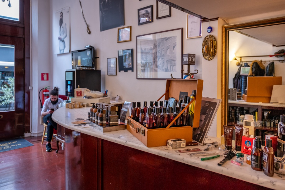 De sfeer bij Sherwany Barbershop